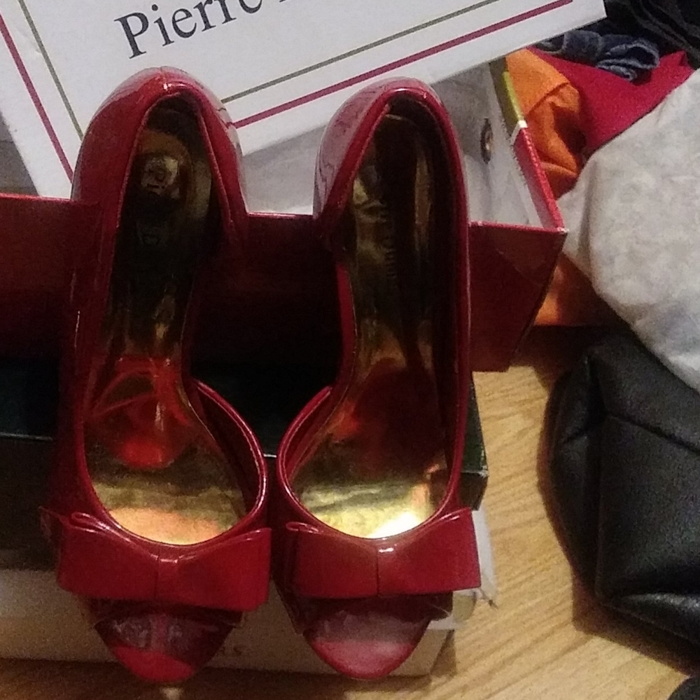 Pierre Dumas Peep toe classics Red Pumps